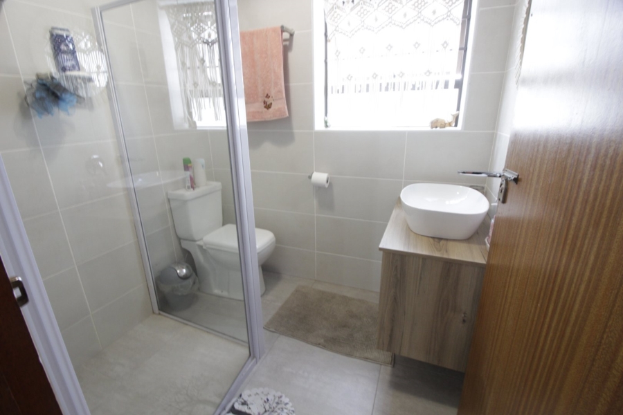 6 Bedroom Property for Sale in Paradise Beach Eastern Cape